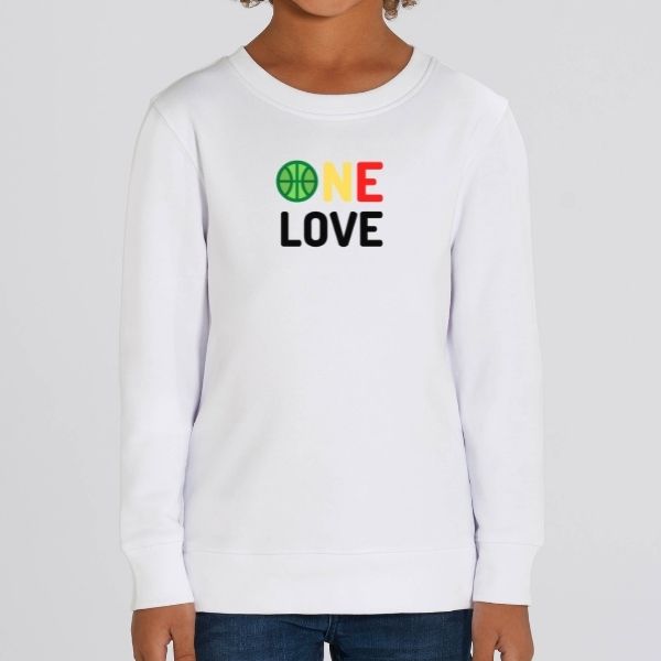 Sweat à col rond basket Lifestyle modèle blanc avec illustration aux couleurs phares de l'Afrique et lettrage ONE LOVE Vert Jaune Rouge Clin d'oeil ligue africaine et Phrase Culte de Bob Marley le Chanteur de Reggae sur mannequin garcon Sweat Shirt Enfant basketteur et basketteuse Tailles 3/4 ANS, 5/6 ANS, 7/8 ANS, 9/11 ANS, 12/14 ANS existe aussi en noir et en bleu marine