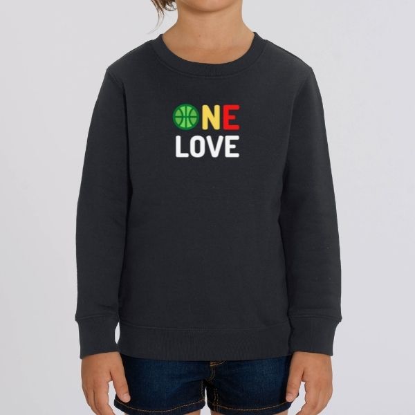 Sweat à col rond basket Lifestyle modele noir avec illustration aux couleurs phares de l'Afrique et lettrage ONE LOVE Vert Jaune Rouge Clin d'oeil ligue africaine et Phrase Culte de Bob Marley le Chanteur de Reggae sur mannequin Fille Sweat Shirt Enfant basketteur et basketteuse Tailles 3/4 ANS, 5/6 ANS, 7/8 ANS, 9/11 ANS, 12/14 ANS existe aussi en blanc et en bleu marine