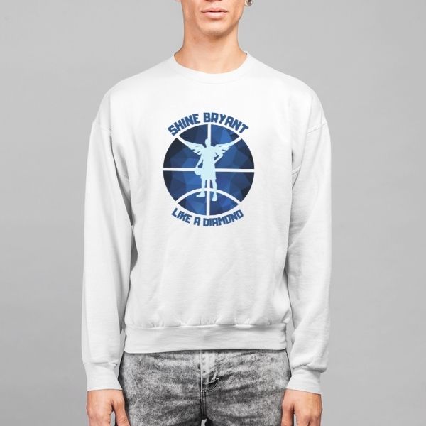 Sweat-shirt à col rond basketball modele blanc porté par mannequin Garçon avec visuel design en Hommage a Kobe Bryant avec écrit Phrase Shine Bryant Like A Diamond Sweats pour les Hommes basketteurs