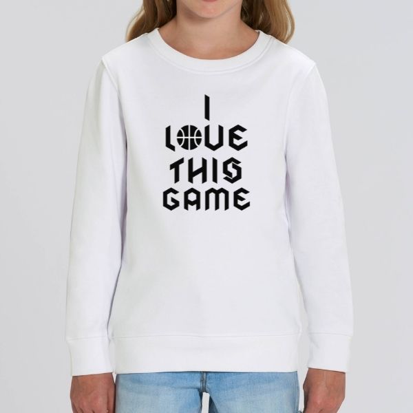 Sweat à col rond basket Lifestyle modele blanc avec illustration lettrage et ballon de Basket Ball I Love This Game en Ecriture Gothique sur mannequin Fille Sweat Shirt Enfant basketteur et basketteuse Tailles 3/4 ANS, 5/6 ANS, 7/8 ANS, 9/11 ANS, 12/14 ANS existe aussi en blanc et  en Noir