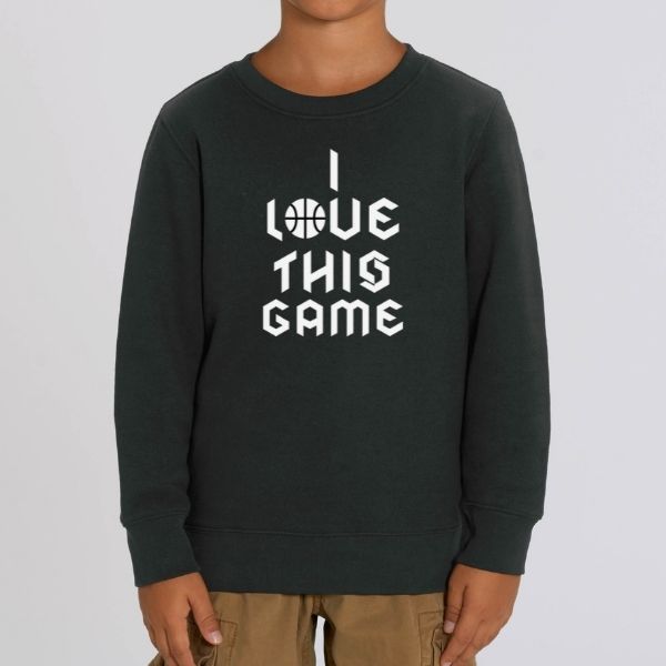 Sweat à col rond basket Lifestyle modèle noir avec illustration lettrage et ballon de Basket Ball I Love This Game en Ecriture Gothique sur mannequin Garcon Sweat Shirt Enfant basketteur et basketteuse Tailles 3/4 ANS, 5/6 ANS, 7/8 ANS, 9/11 ANS, 12/14 ANS existe aussi en blanc et en Noir