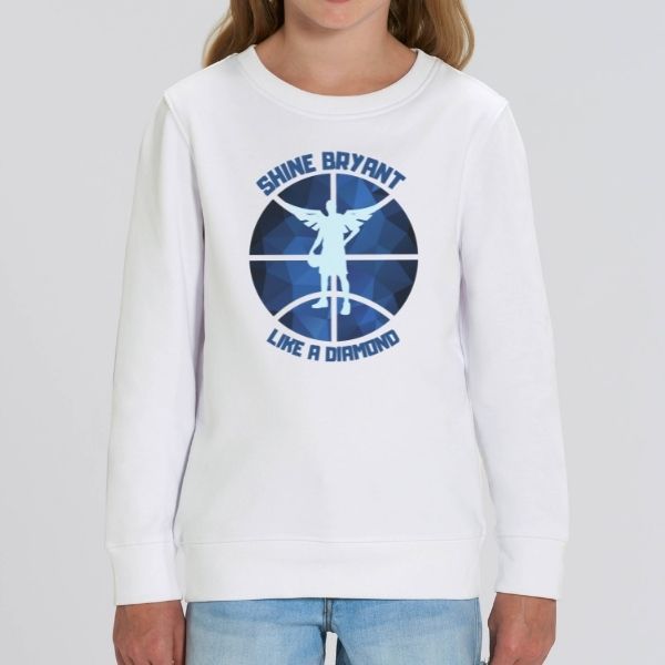 Sweat-shirt basketball modele Blanc porté par mannequin Fille avec visuel design en Hommage a Kobe Bryant avec écrit Phrase Shine Bryant Like A Diamond jeu de mot inspiré du titre de Rihanna Sweatshirts à cols ronds pour les Enfants basketteurs et basketteuses Filles et Garçons