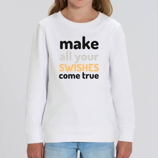 Sweat à col rond basket Lifestyle modèle blanc avec illustration lettrage Make All Your Swishes Come true sur mannequin Fille Sweat Shirt Enfant basketteur et basketteuse Tailles 3/4 ANS, 5/6 ANS, 7/8 ANS, 9/11 ANS, 12/14 ANS existe aussi en bleu marine et en Noir