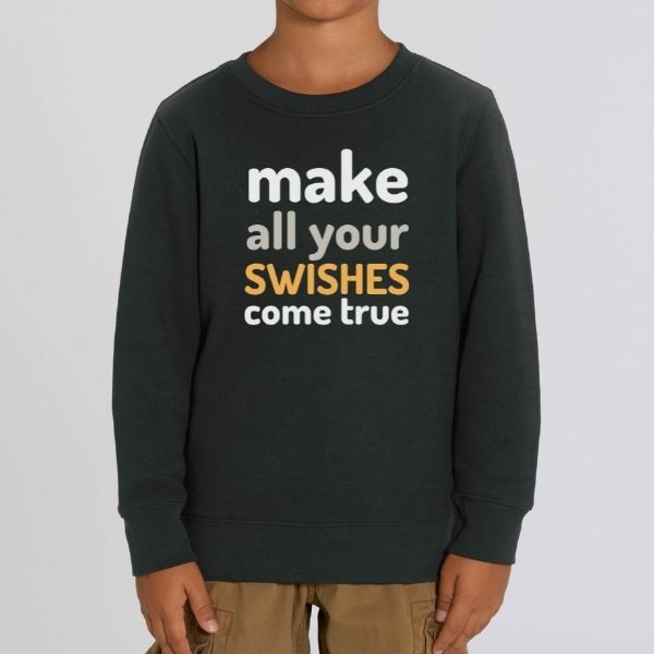 Sweat à col rond basket Lifestyle modele noir avec illustration lettrage Make All Your Swishes Come true sur mannequin Garcon Sweat Shirt Enfant basketteur et basketteuse Tailles 3/4 ANS, 5/6 ANS, 7/8 ANS, 9/11 ANS, 12/14 ANS existe aussi en blanc et en bleu marine