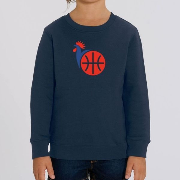 Sweat à col rond Bleu Marine porté par mannequin fille équipe de France de Basket Ball design Coq bleu blanc rouge avec visuel de Sweatshirts à cols ronds Patriote Pull Pour Enfant basketteur et basketteuse Tailles 3/4 ANS, 5/6 ANS, 7/8 ANS, 9/11 ANS, 12/14 ANS Existe aussi en Blanc et en noir