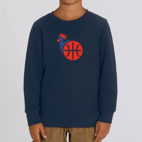 Sweat à col rond basket France équipe nationale basketball design Coq bleu blanc rouge porté par mannequin Garcon avec visuel Sweatshirts à cols ronds Patriote Pull Enfant basketteur et basketteuse Tailles 3/4 ANS, 5/6 ANS, 7/8 ANS, 9/11 ANS, 12/14 ANS Existe aussi en Blanc et en noir et en blanc