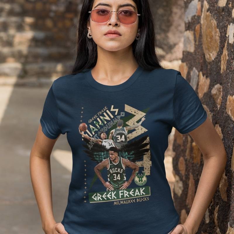 T shirt Basket NBA Giannis Antetokounmpo Femme modele bleu marine avec illustration Photo du joueur de Basketball des Milwaukee Bucks sur mannequin fille Tshirt Pour Femmes basketteuses Tailles S M L XL 2XL 3XL aussi en blanc et en noir