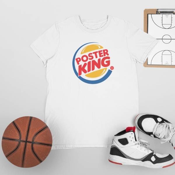 Photo du Teeshirt de basket-ball avec écrit Poster King en logo marrant de la marque Burger King et sneakers et ballon de basket de mise en scène vêtements de basketball pour homme basketteur 