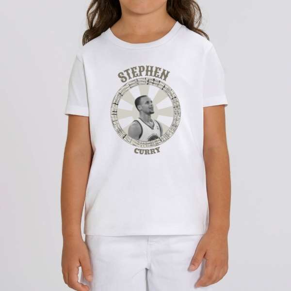 Tee Shirt basket Enfant modèle blanc avec illustration Photo du joueur de Basketball Stephen Curry Portrait et Ecriture style Western sur mannequin Garçons Filles Tee Shirt Enfants basketteur basketteuses Tailles 2 ANS 4 ans 6 ans 8 ans 10 ans 12 ans existe aussi en noir et en bleu marine