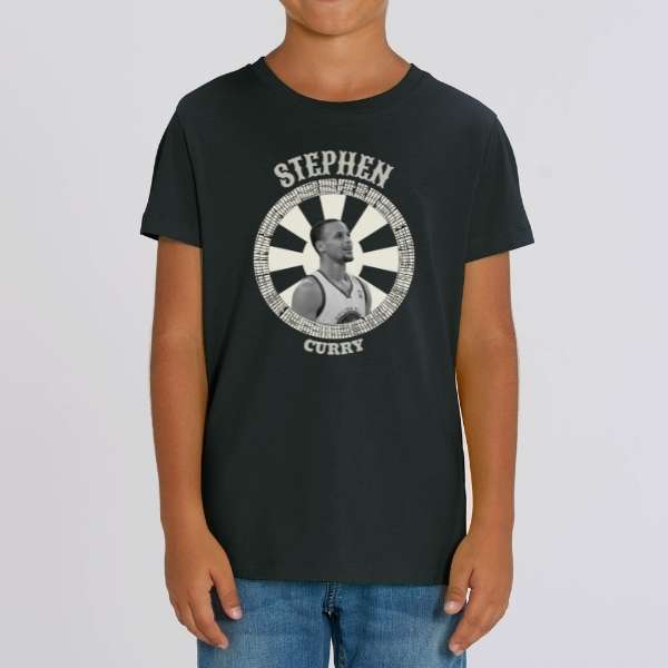 Teeshirt basket Enfant modele noir avec illustration Photo du joueur de Basketball Stephen Curry Portrait et Ecriture style Western sur mannequin Garçons Filles Tee Shirt Enfants basketteur basketteuses Tailles 2 ANS 4 ans 6 ans 8 ans 10 ans 12 ans existe aussi en blanc et en bleu marine