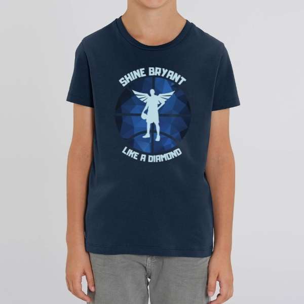T-shirt basketball modèle Bleu Marine porté par mannequin Garçon avec visuel design en Hommage à Kobe Bryant avec écrit Phrase Shine Bryant Like A Diamond TeeShirts pour Enfants basketteurs et basketteuses Taille 2 ANS 4 ans 6 ans 8 ans 10 ans 12 ans aussi en Blanc et en Noir