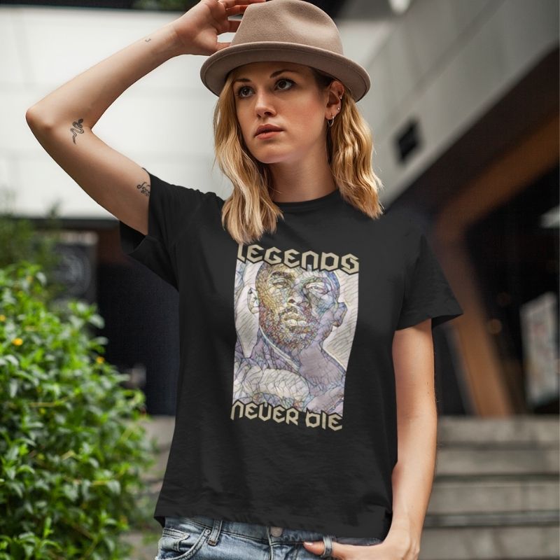 T shirt basketball Noir modele porté par mannequin femme visuel design Hommage Kobe Bryant écrit Phrase culte Legends Never Die TeeShirts Femmes basketteuses Taille XS S M L XL 2XL 3XL 4XL 5XL blanc bleu marine