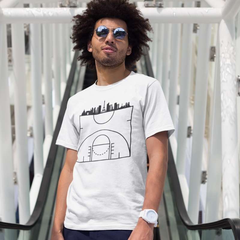 tshirt basket Paris Blanc porté par modèle mannequin homme avec design visuel carte de la ville BasketBall TeeShirt Homme basketteur Taille XS S M L XL 2XL 3XL 4XL 5XL