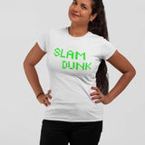 Teeshirt Basketball Geek Gamer modèle blanc avec écrit Slam Dunk en couleur vert sur mannequin Fille Tee Shirt Femme basketteuse Tailles S M L XL 2XL 3XL