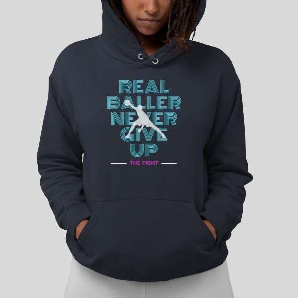 Hoodie basket Lifestyle modèle Bleu Marine avec illustration lettrage Real Baller Never Give Up sur mannequin Fille Sweat Shirt Femme basketteuse Tailles XS S M L XL 2XL 3XL 4XL 5XL existe aussi en blanc et en Noir