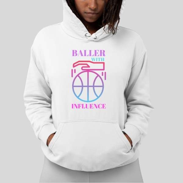 Hoodie basket Lifestyle modele Blanc avec illustration lettrage Baller With Influence sur mannequin Fille Sweat Shirt Femme basketteuse Tailles XS S M L XL 2XL 3XL 4XL 5XL existe aussi en bleu marine et en Noir