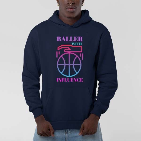 Hoodie basket Lifestyle modele Bleu Marine avec illustration lettrage Baller With Influence sur mannequin Garçon Sweat Shirt Homme basketteur Tailles XS S M L XL 2XL 3XL 4XL 5XL existe aussi en blanc et en Noir