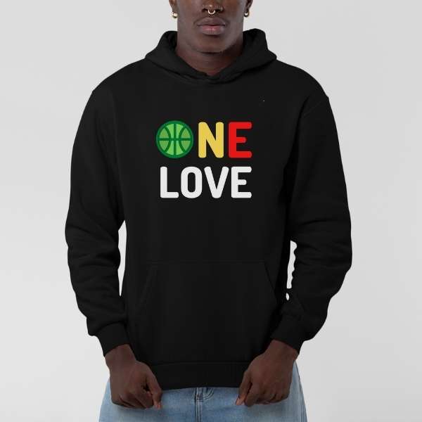 Hoodie basket Lifestyle modele Blanc avec illustration aux couleurs phares de l'Afrique et lettrage ONE LOVE Vert Jaune Rouge Clin d'oeil ligue africaine et Phrase Culte de Bob Marley le Chanteur de Reggae sur mannequin Garçon Sweat Shirt Homme basketteur Tailles XS S M L XL 2XL 3XL 4XL 5XL existe aussi en bleu marine et en Blanc