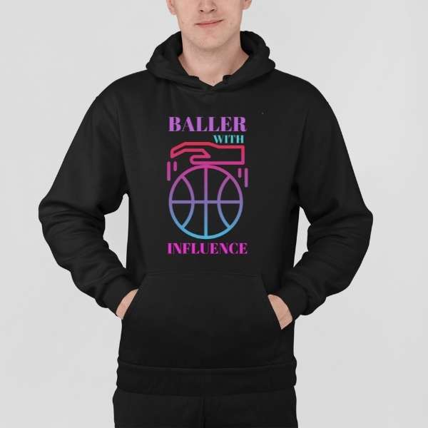 Hoodie basket Lifestyle modele Noir avec illustration lettrage Baller With Influence sur mannequin Garçon Sweat Shirt Homme basketteur Tailles XS S M L XL 2XL 3XL 4XL 5XL existe aussi en bleu marine et en Blanc