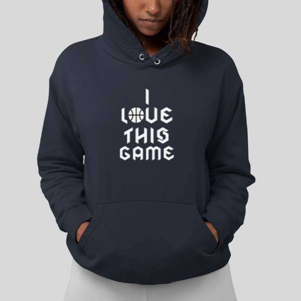 Hoodie basket Lifestyle modele Bleu Marine avec illustration lettrage et ballon de Basket Ball I Love This Game en Ecriture Gothique sur mannequin Fille Sweat Shirt Femme basketteuse Tailles XS S M L XL 2XL 3XL 4XL 5XL existe aussi en blanc et en Noir