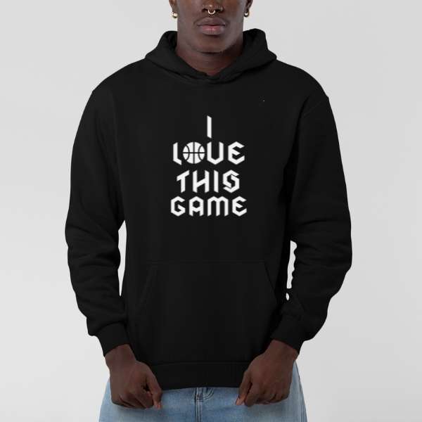 Hoodie basket Lifestyle modele noir avec illustration lettrage et ballon de Basket Ball I Love This Game en Ecriture Gothique sur mannequin Garçon Sweat Shirt Homme basketteur Tailles XS S M L XL 2XL 3XL 4XL 5XL existe aussi en blanc et en bleu marine