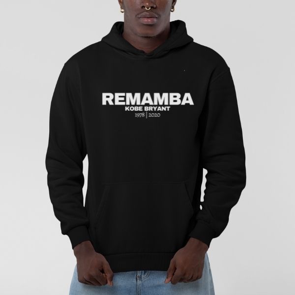 Hoodie basket Lifestyle modele noir avec illustration lettrage KOBE BRYANT REMAMBA Jeu de mots Remember et Black Mamba sur mannequin masculin Sweat Shirt Capuche Homme basketteur Tailles XS S M L XL 2XL 3XL 4XL 5XL existe aussi en blanc bleu marine