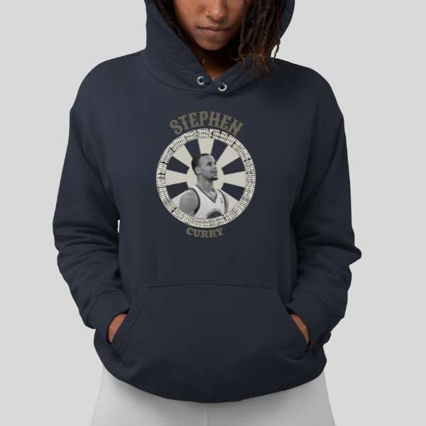 Sweatshirt basket Femme modele Bleu Marine avec illustration Photo du joueur de Basketball Stephen Curry dit Le CHEF champion NBA des Golden States Warriors Portrait et Ecriture style Western sur mannequin Fille Sweat Shirt Femmes basketteuses Tailles XS S M L XL 2XL 3XL 4XL 5XL existe également en blanc  et en noir