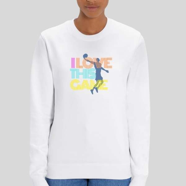 Sweat Basketball Femme Vintage Blanc à col rond basket modele noir avec illustration lettrage I Love This Game Style Retro sur mannequin Fille Sweat Shirt Femme basketteuse Tailles XS S M L XL 2XL 3XL 4XL 5XL existe aussi en bleu marine et en noir