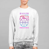Sweat basket Lifestyle modele blanc avec illustration lettrage Baller With Influence sur mannequin Garçon Sweat Shirt Homme basketteur Tailles XS S M L XL 2XL 3XL 4XL 5XL existe aussi en bleu marine et en Noir