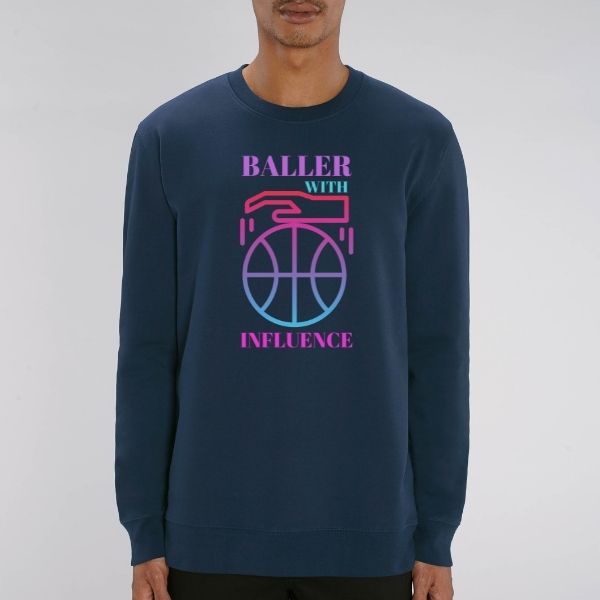 Sweat basket Lifestyle modele Bleu Marine avec illustration lettrage Baller With Influence sur mannequin Garçon Sweat Shirt Homme basketteur Tailles XS S M L XL 2XL 3XL 4XL 5XL existe aussi en blanc et en Noir
