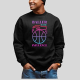 Sweat basket Lifestyle modele noir avec illustration lettrage Baller With Influence sur mannequin Garçon Sweat Shirt Homme basketteur Tailles XS S M L XL 2XL 3XL 4XL 5XL existe aussi en bleu marine et en blanc