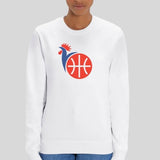 Sweat à col rond Blanc basket France équipe nationale basketball design Coq bleu blanc rouge porté par mannequin fille avec visuel Sweat à col ronds Patriote Pull Femme basketteuse Tailles XS S M L XL 2XL 3XL 4XL 5XL Existe aussi en noir et en Bleu Marine