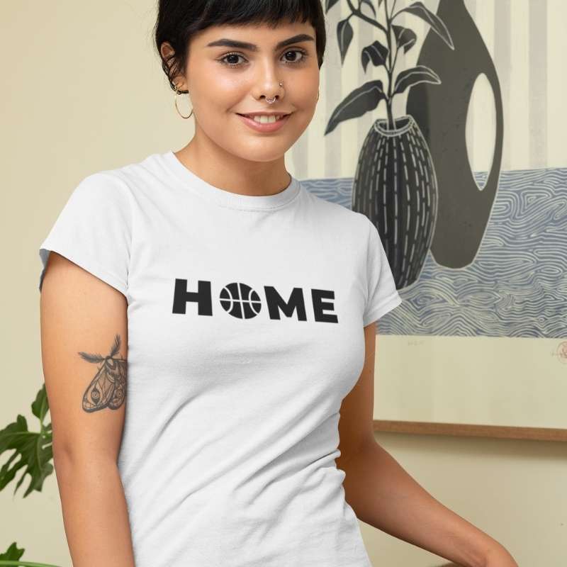 T-shirt basket Femme Lifestyle modele blanc avec illustration lettrage Basket Ball Home sur mannequin Fille adulte Tee Shirt Femmes basketteuses Tailles S M L XL 2XL 3XL noir bleu marine