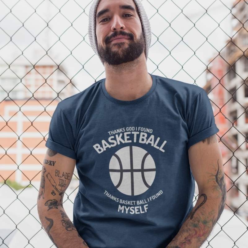 T-shirt basketball Saved My Life Bleu Marine Homme Lifestyle modele Blanc avec design illustration lettrage mannequin Homme Tee Shirt Hommes basketteurs Tailles XS M L XL 2XL 3XL 4XL 5XL noir blanc