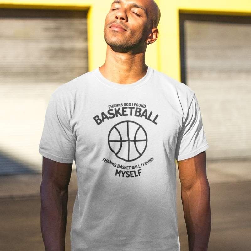 T-shirt basketball Saved My Life Blanc Homme Lifestyle modele Blanc avec design illustration lettrage mannequin Homme Tee Shirt Hommes basketteurs Tailles XS M L XL 2XL 3XL 4XL 5XL noir bleu marine