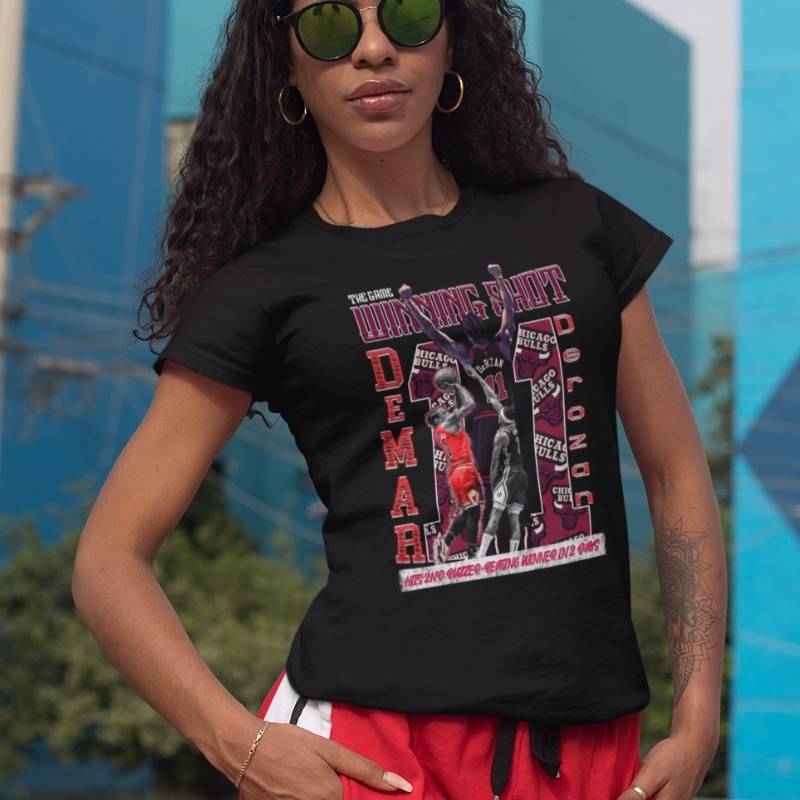 T-shirt Basket NBA Demar Derozan Femme modele noir avec illustration Photo du joueur de Basketball des chicago Bulls sur mannequin féminin Tshirt Pour Femmes basketteuses Tailles S M L XL 2XL 3XL aussi en bleu marine