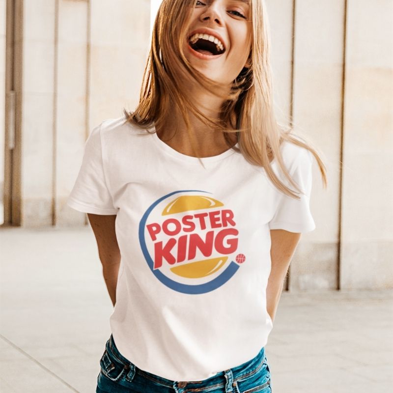 T shirt basket humouristique modele noir avec illustration Parodique du logo Burger King remix Poster King Trashtalk Drôle porté par mannequin Femme Tee-Shirts Femmes basketteuses Tailles S M L XL 2XL 3XL