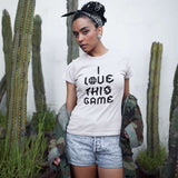 T shirt basket Lifestyle modèle blanc avec illustration lettrage et ballon de Basket Ball I Love This Game en Ecriture Gothique sur mannequin Fille Tee Shirt Femme basketteuse Tailles S M L XL 2XL 3XL existe aussi en noir et en bleu marine