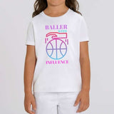  T shirt basket Fille Lifestyle modele Blanc avec illustration lettrage Basket Ball BALLER WITH INFLUENCE sur mannequin Enfant Tee Shirt Enfants basketteur basketteuses Tailles 2 ANS 4 ans 6 ans 8 ans 10 ans 12 ans noir bleu marine