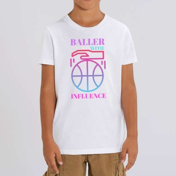 Tshirt basket Lifestyle modele blanc avec illustration lettrage Basket Ball BALLER WITH INFLUENCE sur mannequin Enfant Tee Shirt Enfants basketteur basketteuses Tailles 2 ANS 4 ans 6 ans 8 ans 10 ans 12 ans noir bleu marine