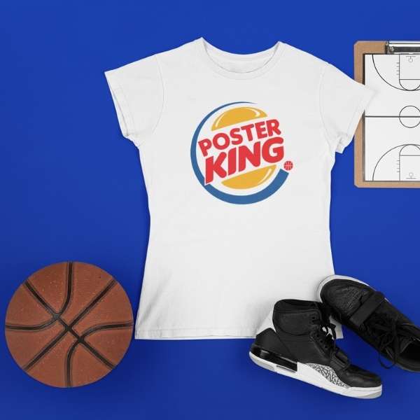 Photo du Teeshirt de basket-ball avec écrit Poster King en logo marrant de la marque Burger King et sneakers et ballon de basket de mise en scène vêtements de basketball pour Femme basketteuse