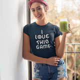 Tee-shirt basket Lifestyle modèle bleu marine avec illustration lettrage et ballon de Basket Ball I Love This Game en Ecriture Gothique sur mannequin Fille Tee Shirt Femme basketteuse Tailles S M L XL 2XL 3XL existe aussi en blanc et en noir