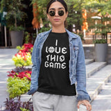 Teeshirt basket Lifestyle modèle noir avec illustration lettrage et ballon de Basket Ball I Love This Game en Ecriture Gothique sur mannequin Fille Tee Shirt Femme basketteuse Tailles S M L XL 2XL 3XL existe aussi en blanc et en bleu marine
