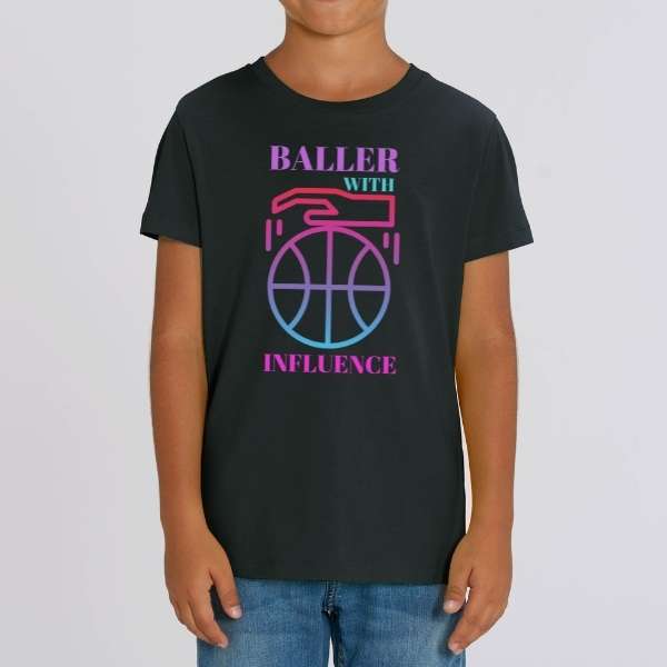 Tshirt basket Lifestyle modele noir avec illustration lettrage Basket Ball BALLER WITH INFLUENCE sur mannequin Enfant Tee Shirt Enfants basketteur basketteuses Tailles 2 ANS 4 ans 6 ans 8 ans 10 ans 12 ans bleu marine blanc