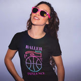 T shirt basket Lifestyle modele noir avec illustration lettrage Basket Ball Baller With Influence sur mannequin Femme Tee Shirt Femmes basketteuses Tailles S M L XL 2XL 3XL blanc bleu marine