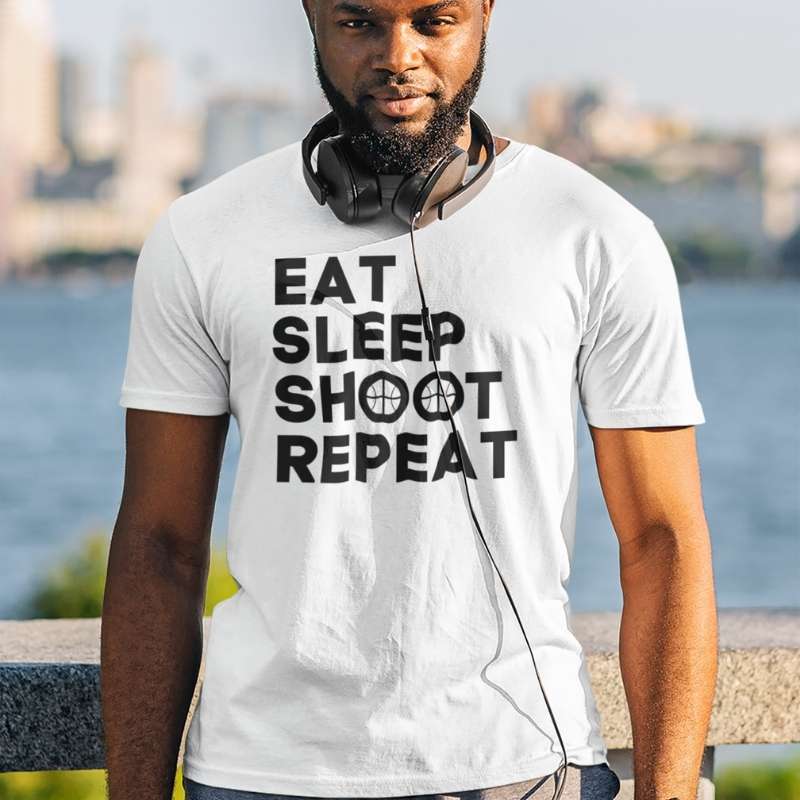 T shirt basket Lifestyle modele blanc avec illustration lettrage et ballon de Basket Ball Eat Sleep Shoot Repeat sur mannequin Homme Tee Shirt Homme basketteur Tailles XS S M L XL 2XL 3XL 4XL 5XL noir bleu marine