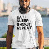 T shirt basket Lifestyle modele blanc avec illustration lettrage et ballon de Basket Ball Eat Sleep Shoot Repeat sur mannequin Homme Tee Shirt Homme basketteur Tailles XS S M L XL 2XL 3XL 4XL 5XL noir bleu marine