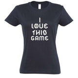 T-shirt basketball Bleu Marine Femme pour basketteuse avec visuel design Basket Ball et la célèbre phrase I Love This Game en Ecriture Gothique Lifestyle TeeShirt pour Femmes basketteuses Taille S M L XL 2XL 3XL existe en noir et blanc