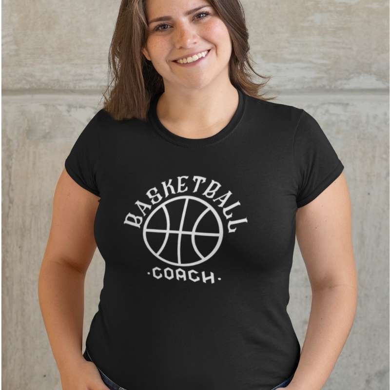 T-shirt Basketball coachs modèle noir avec illustration ballon de basket et écrit basket ball coach sur mannequin Fille Tee Shirt Femme basketteuse Taille S M L XL 2XL 3XL existe en bleu marine et en blanc