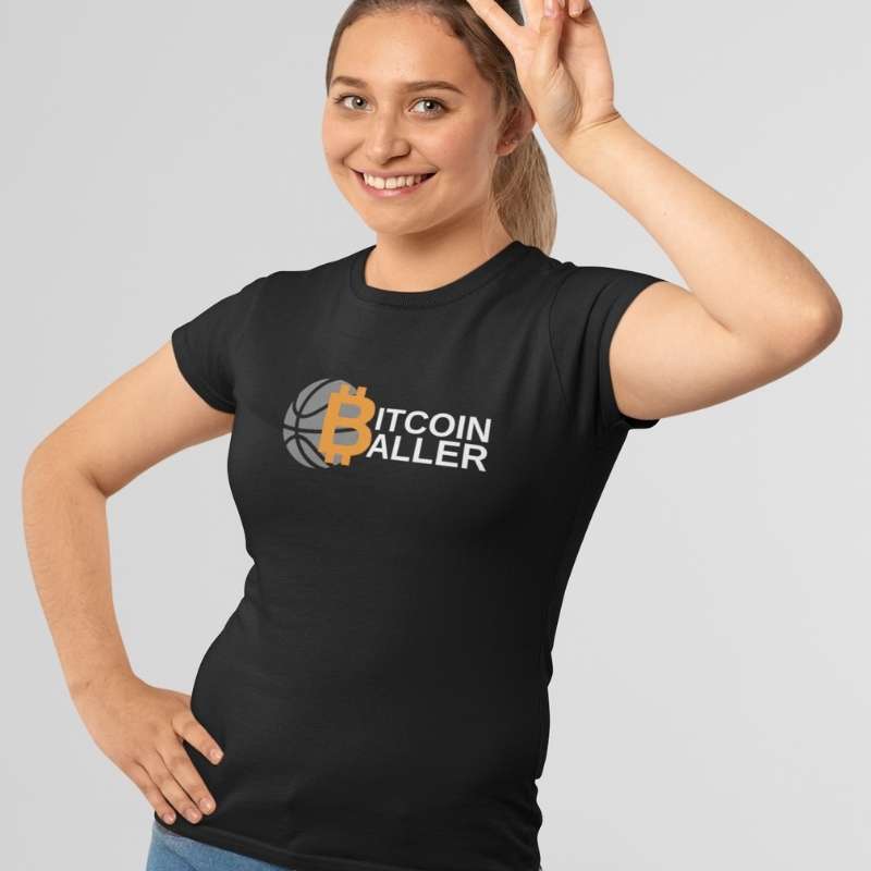 Teeshirt Basketball Geek modèle top noir avec ecrit Bitcoin Baller sur mannequin Femme Tee Shirt basketteuse cryptos addict Tailles S M L XL 2XL 3XL existe aussi en blanc et en noir